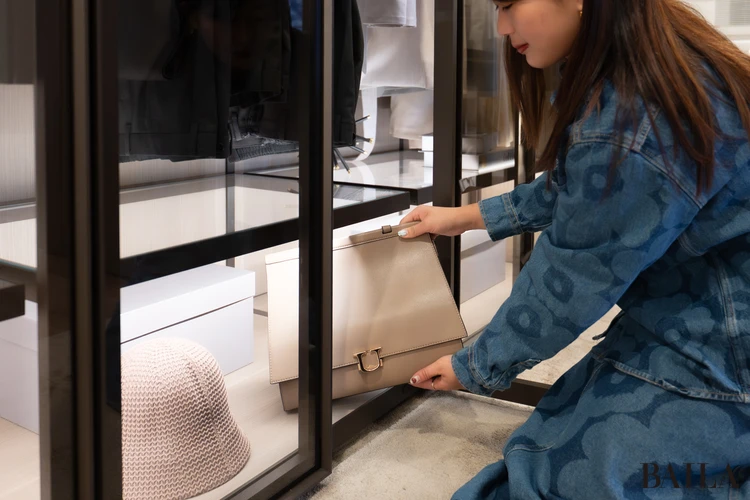 セントラルガーデン月島ザタワー　モデルルーム　ウォーク・スルー・クローゼット　ショーウィンドウ風　見せる収納