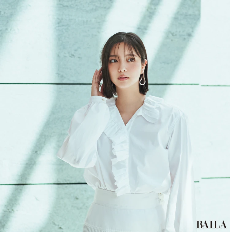 洒落感をそっと印象づけるモダンな表情のフリルカラー