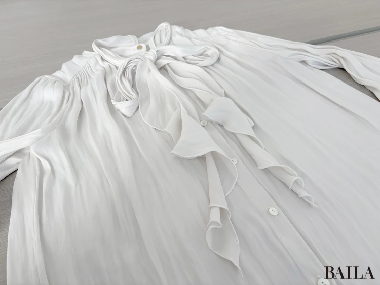 色み：黄みを抑えた、知的でクリーンなオフホワイト