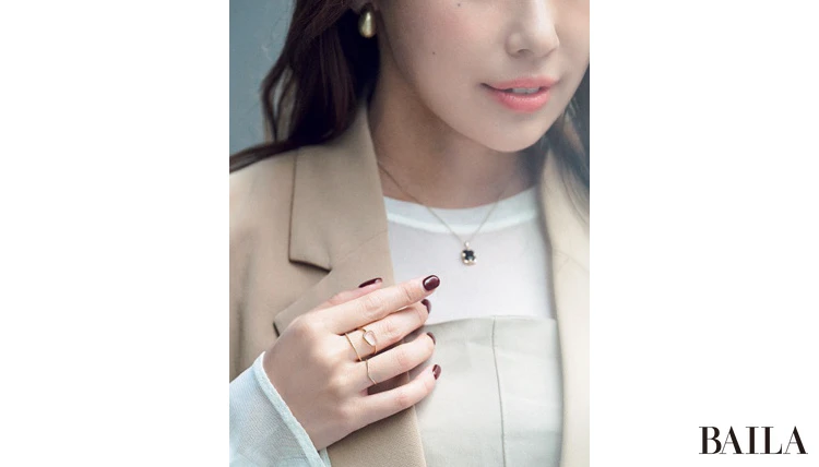 マイクを持つ手には華奢なリングを重ねづけしモニターに抜かれても映えるように