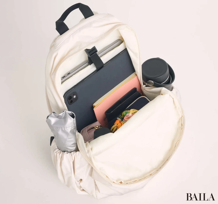 「エミ（emmi）」の撥水リュック　収納力　通勤グッズをバッグに入れた様子