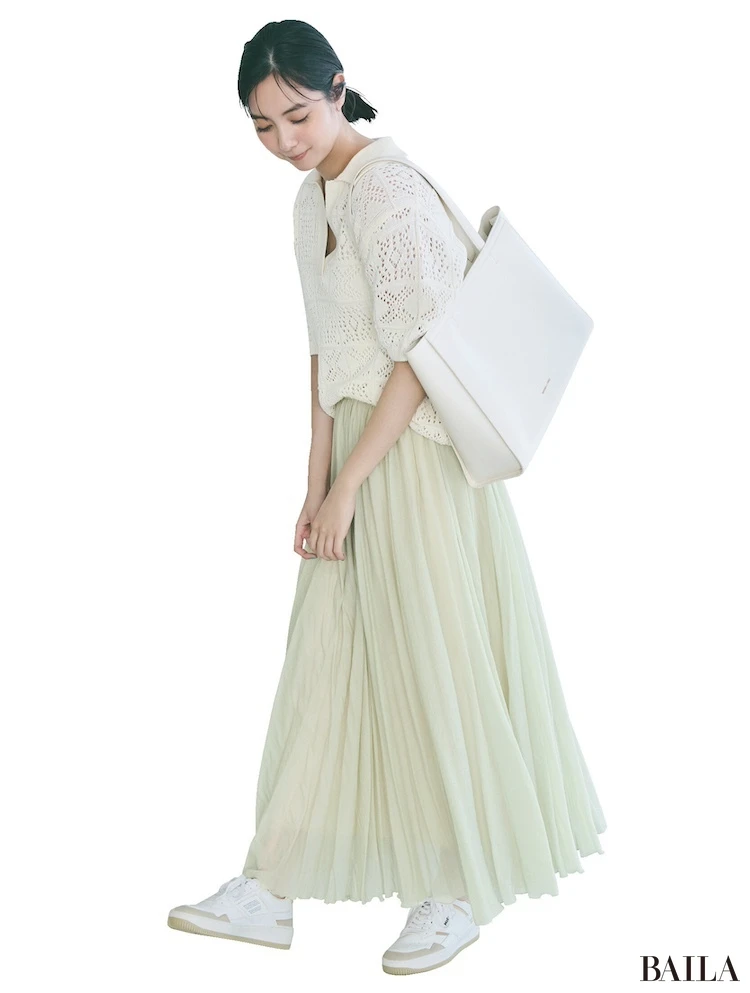 ふわりと広がるシルエットをクリーンな一足で大人顔に