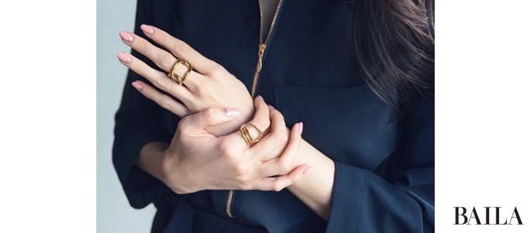 身振り手振りが増えるので視線を誘う存在感あるゴールドリングを着用