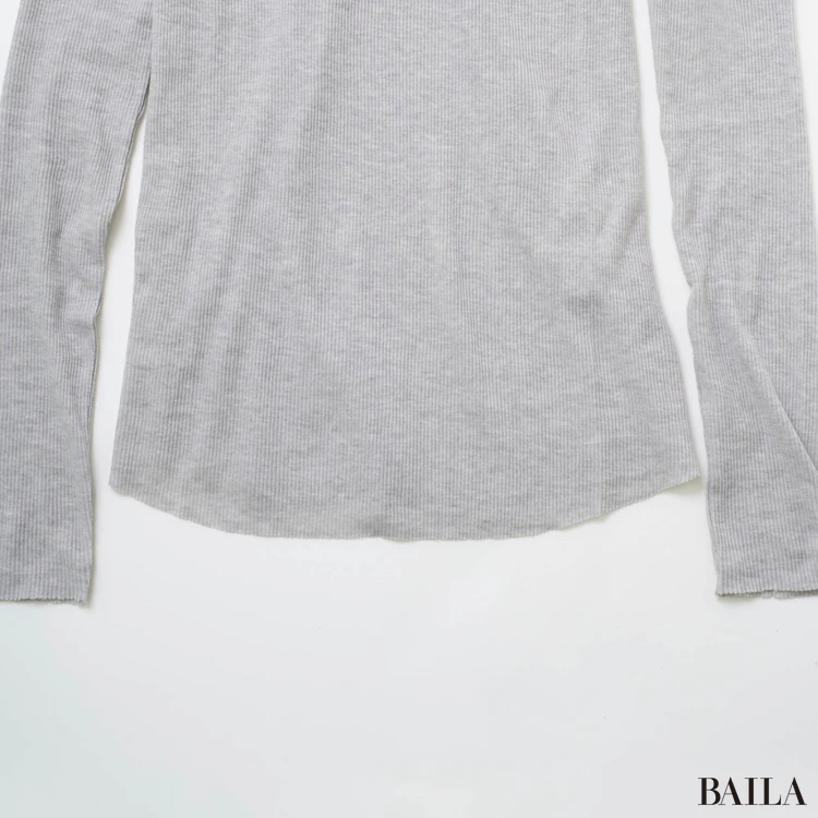 裾：軽くラウンドしていて、タックアウトしてきてもこなれた印象に