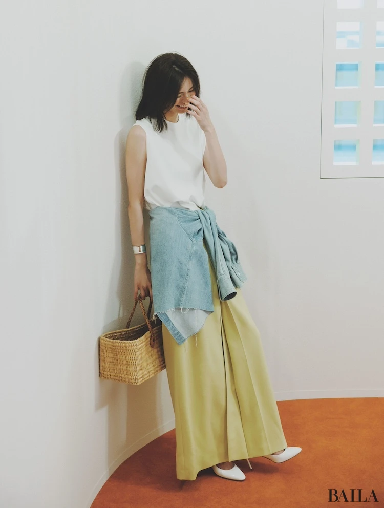 シンプルなワンツーも腰巻きのひと手間でぐんとセンスアップ