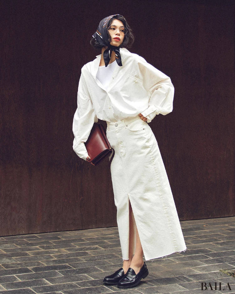 フェミニン服は 「ホワイトデニム」で