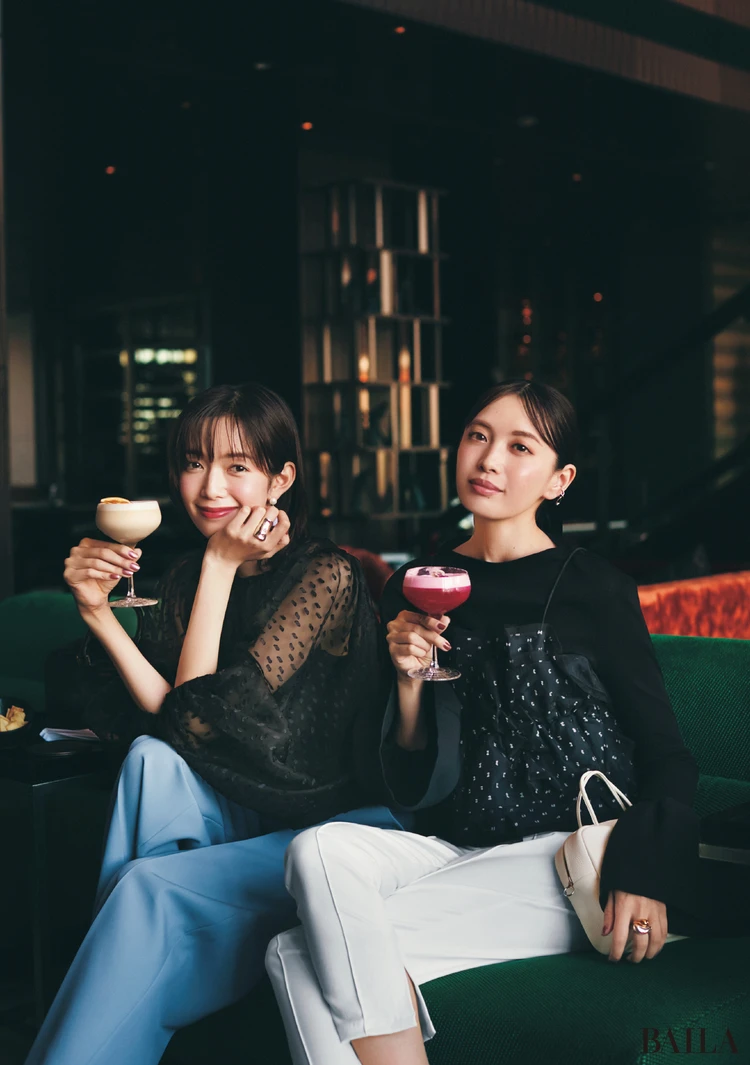 しっとりホテルのバーで飲む日はシックな黒トップスで優雅に