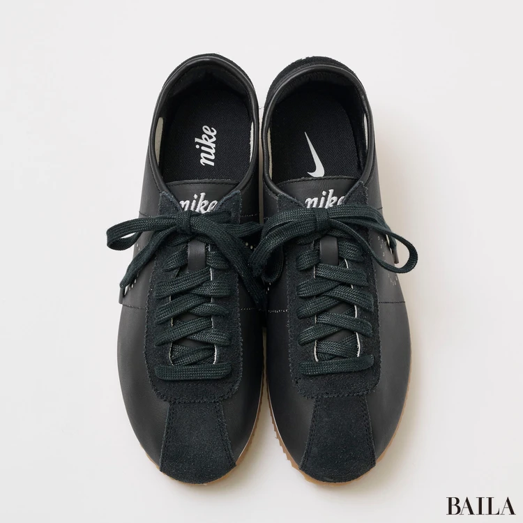 ナイキのスニーカー　黒スニーカー　コルテッツ