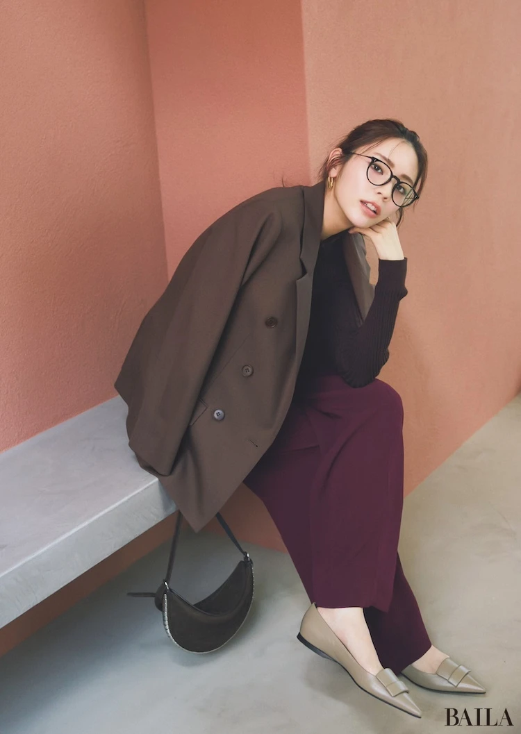 注目色のバーガンディにもなじむ赤みブラウンで女性らしく