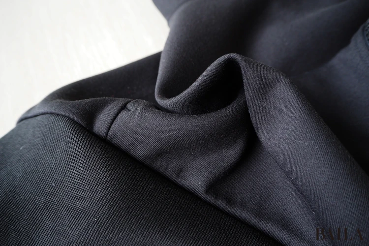 質感:軽やかでなめらか、快適なドライタッチ