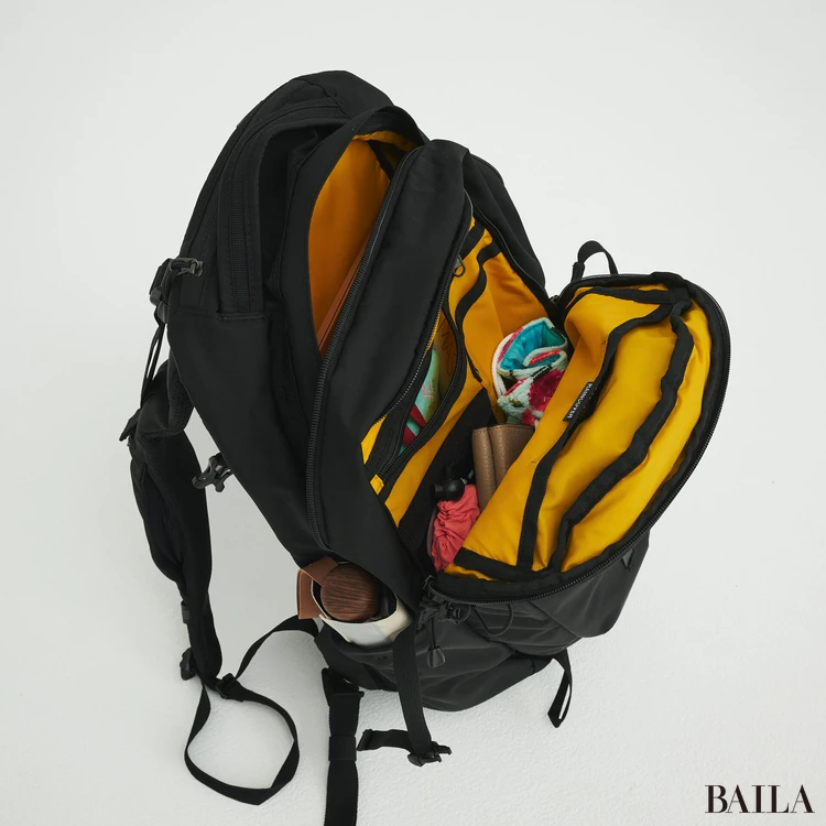 コロンビア　リュック　収納力　通勤グッズをバッグに入れた様子