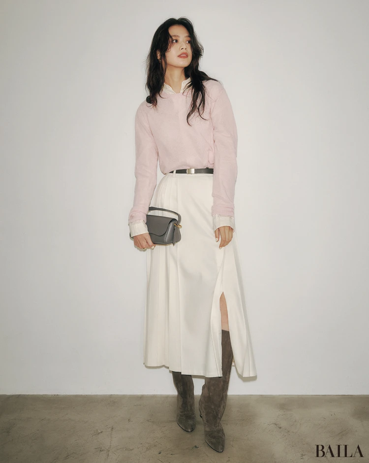 気温20度の【オフィスコーデ】松木育未のピンクニットコーデ