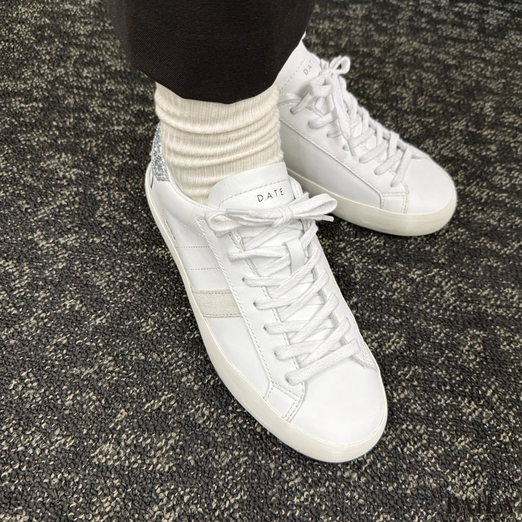 D.A.T.E.(デイト) HILL LOW CALF 履いた様子