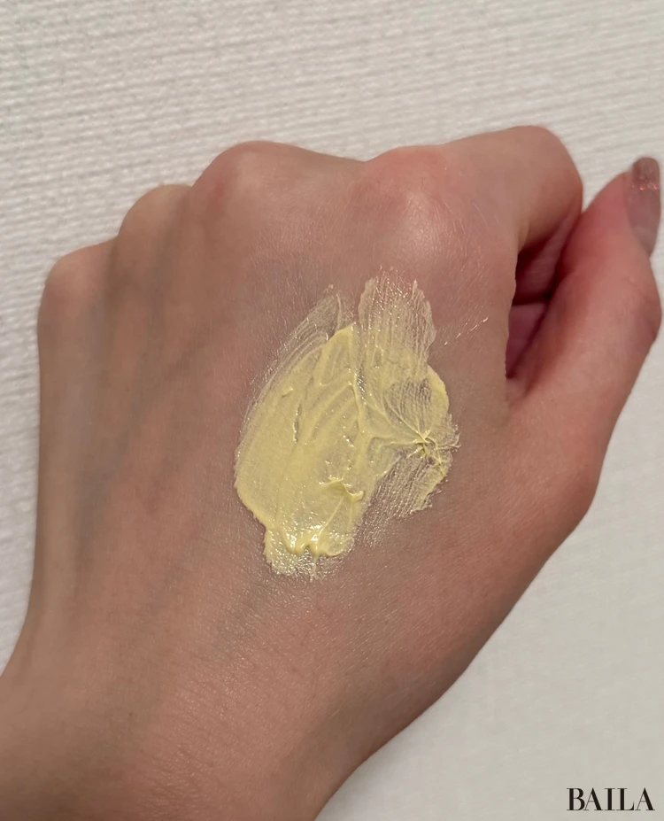 アリィー クロノビューティ フラットスムースフィルターUVを手の甲に伸ばした写真