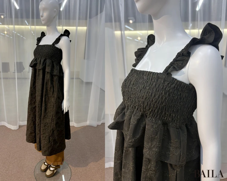 スモッキングワンピース￥4990・ユーティリティシャツ(5分袖)￥2990／GU×rokh（GU）