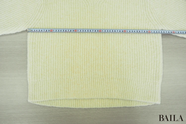 身幅：約55cm　身長162cm ユニクロ フラッフィVネックセーター オフホワイト Mサイズ  正面 サイズ感