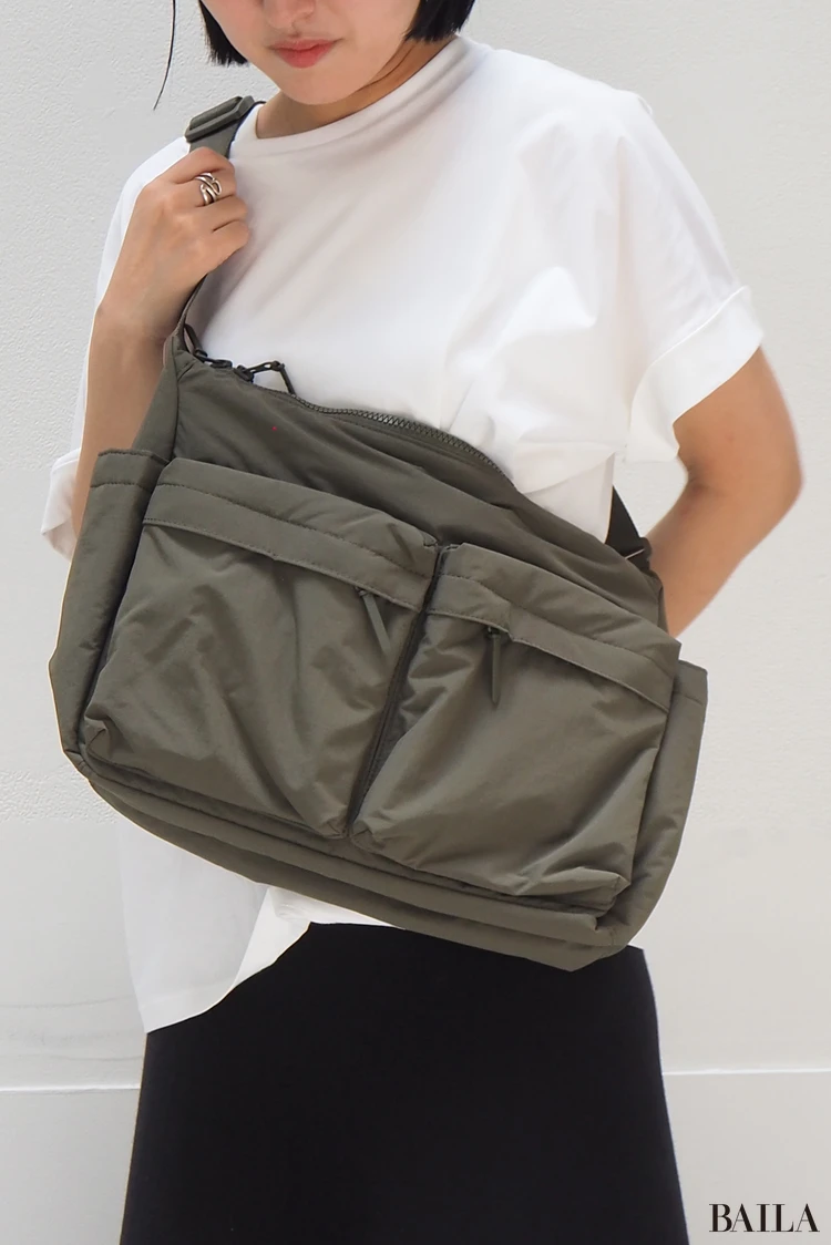 「マルチポケットショルダーバッグ」(¥2990)