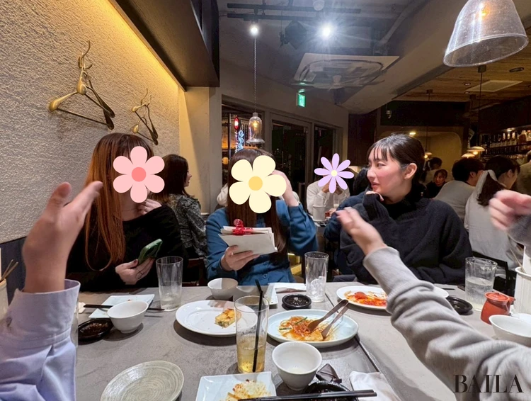 友人に相談する山田さん