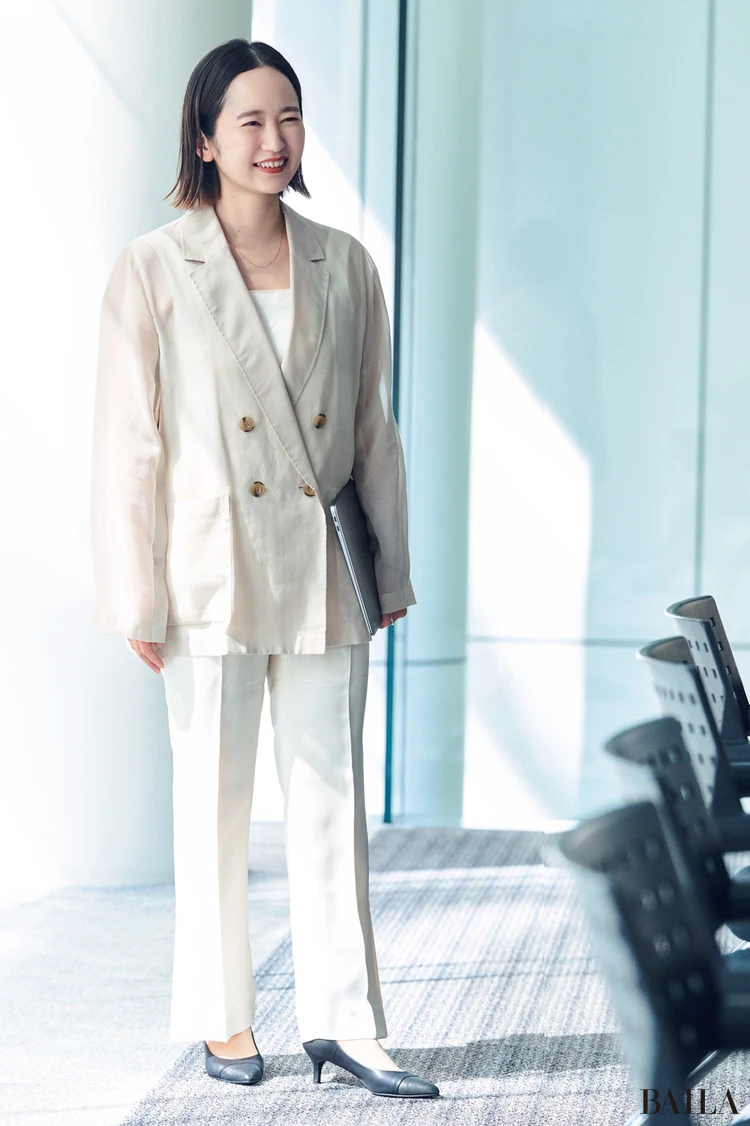 シアーやサテンの上品素材でかなえる洗練されたニュアンストーン