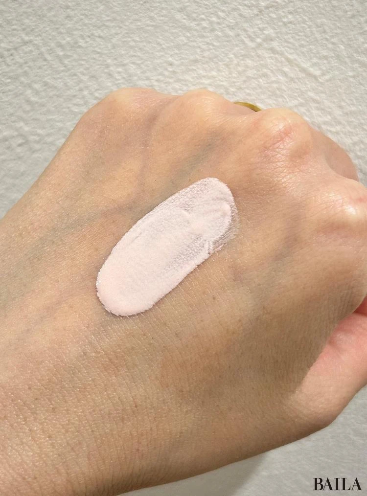 ディオール プレステージ ホワイト ル プロテクター UV ルミエール ロージーグロウを手に伸ばした写真