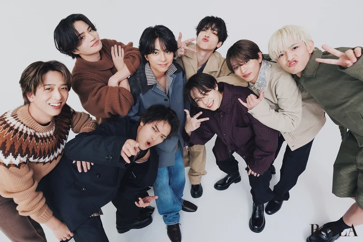 BAILA7月号　Aぇ! group特集内　5人でしゃがんで勢揃い