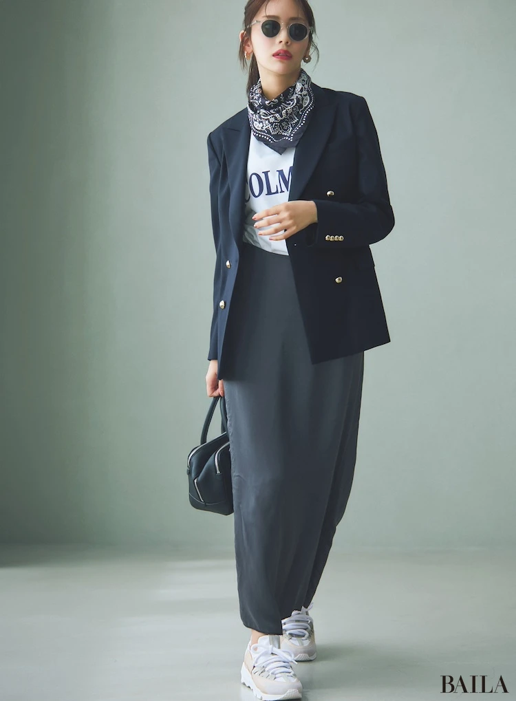 クールに輝くメタルボタンもモダンな印象にひと役