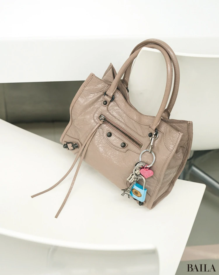 【BALENCIAGA（バレンシアガ）】伝説のバッグが日本限定ミニトートで復活。ポップアップ先行発売のベージュも