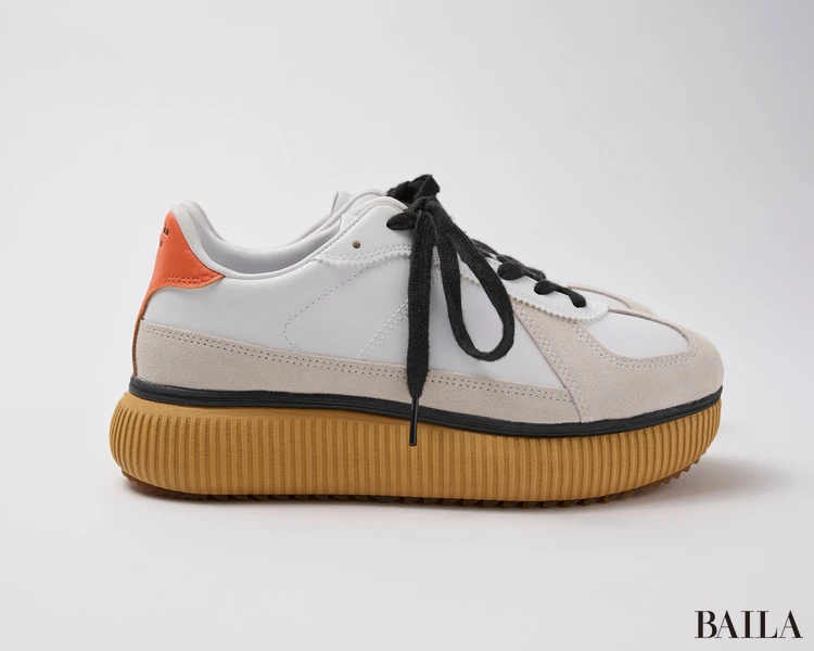 オニツカタイガーのスニーカー デレシティ 歩きやすいスニーカー