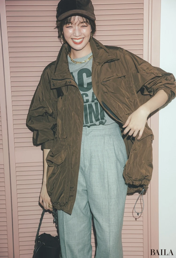 カジュアル服を洗練させるブラウンのマチュアな個性