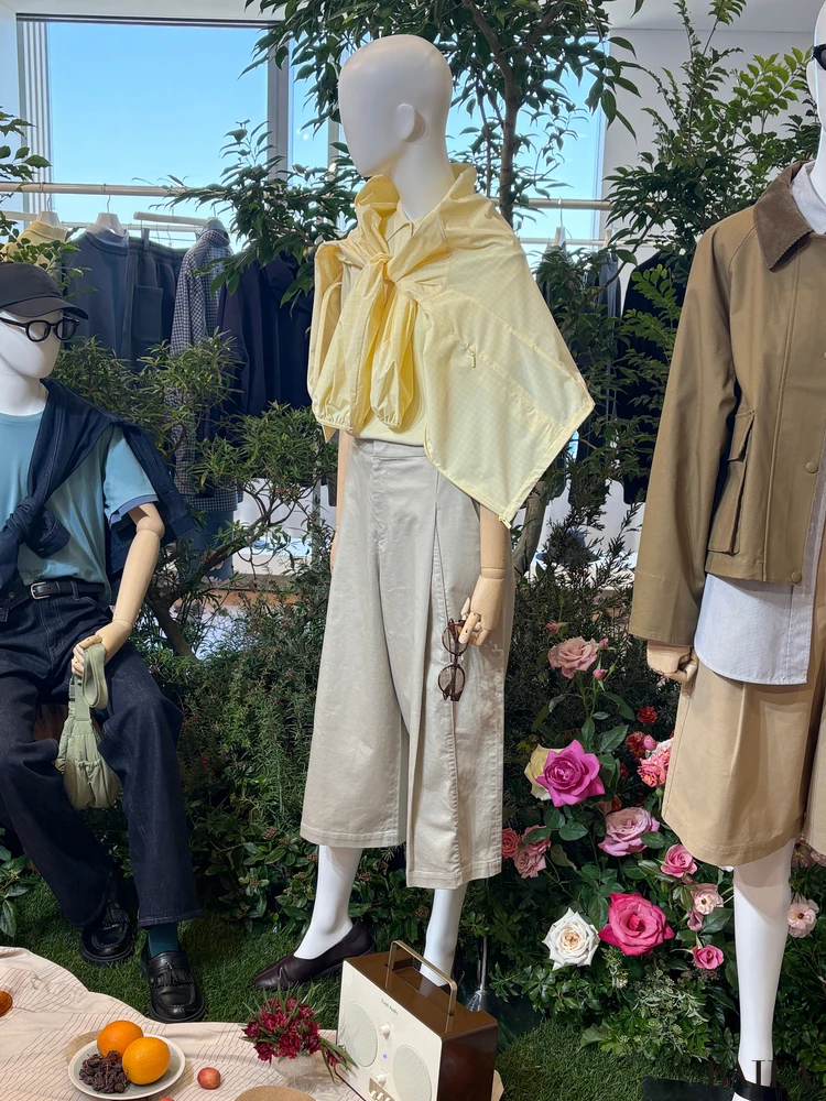 イエローのポロニットにあわせたのは、同じくイエローのパーカ