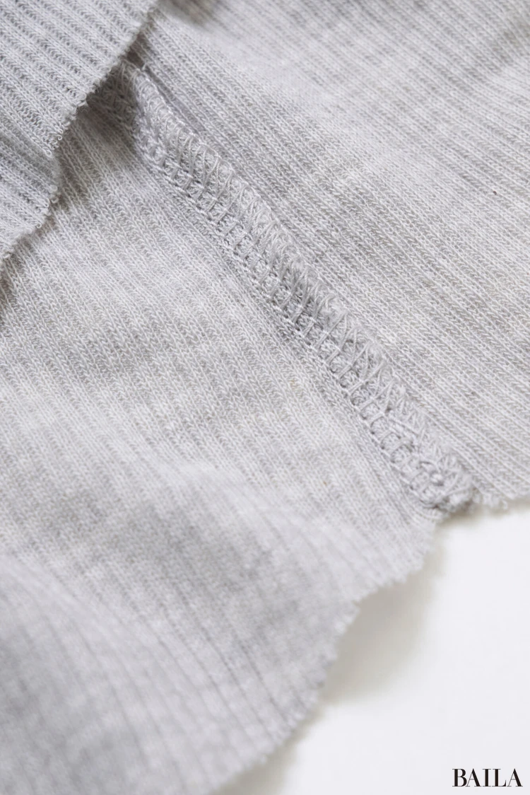 裏側：繋ぎ目はミニマルな縫製で、肌あたり柔らか