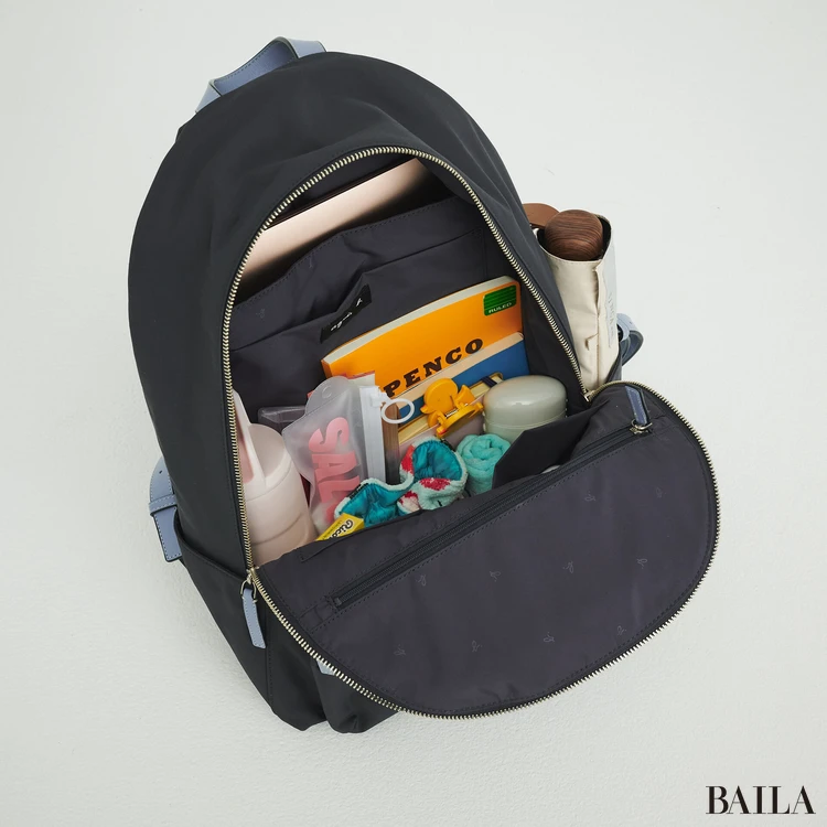 アニエスべー　リュック　収納力　通勤グッズをバッグに入れた様子