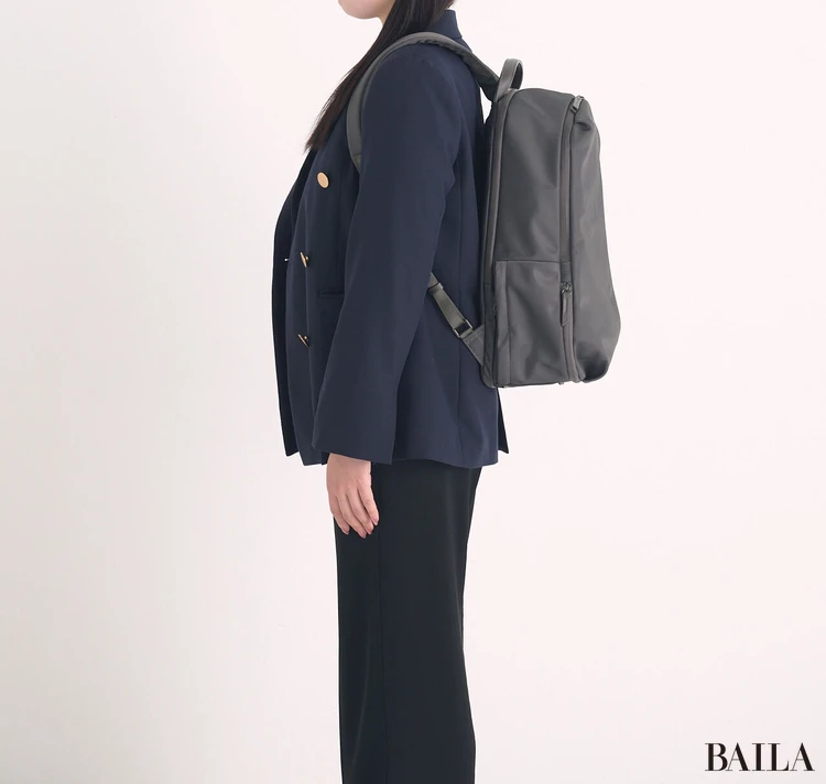 「スーツスクエア」のACE共同開発 リュック　着用感　サイド