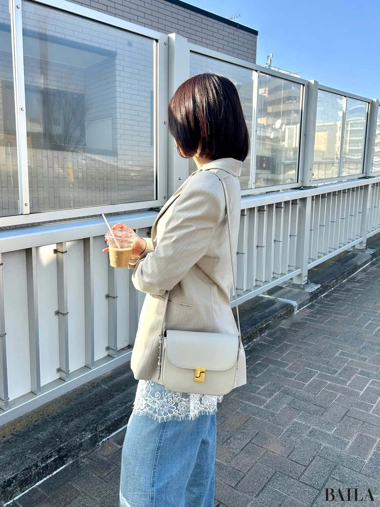 スールのバッグを持つ様子　横