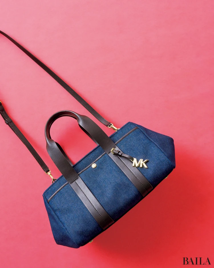 【MICHAEL KORS(マイケル・コース)】あのアイコンバッグに新素材! こなれたデニムM IX が新鮮