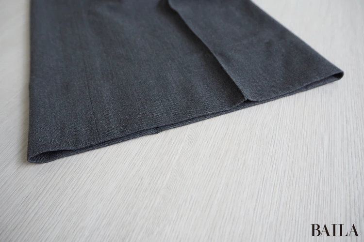 色み：上品なチャコールグレーが大人のワイドシルエットを引き締める