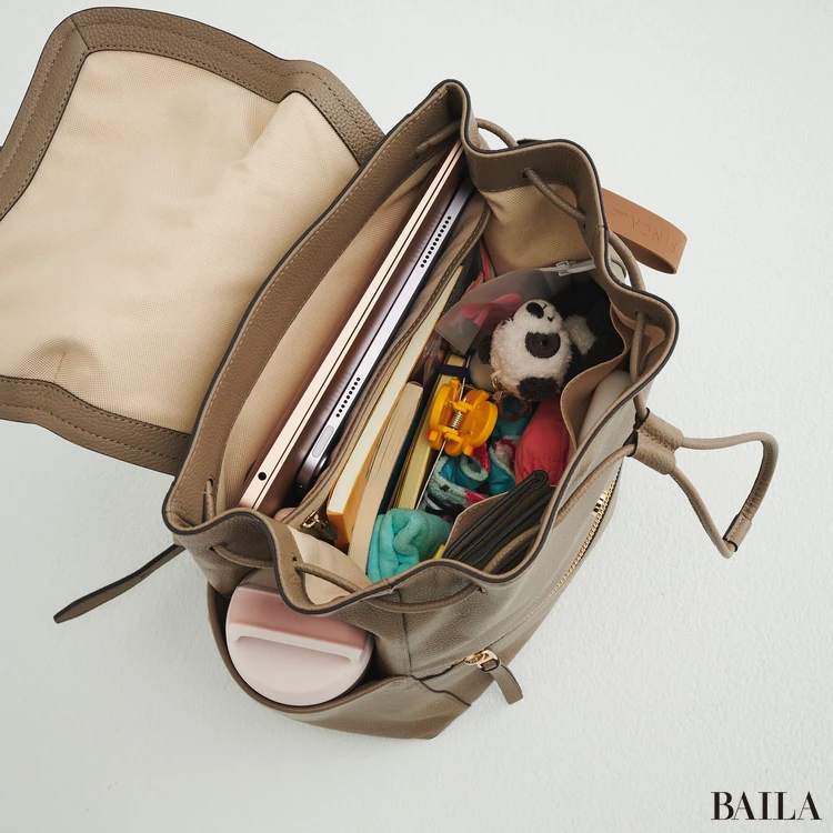 コール ハーン　リュック　収納力　通勤グッズをバッグに入れた様子