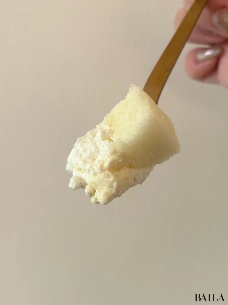 ローソン プレミアムロールケーキ とろける2層のレアチーズ