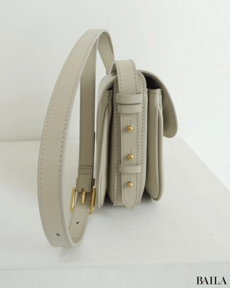 ソールのショルダーバッグの横からの写真