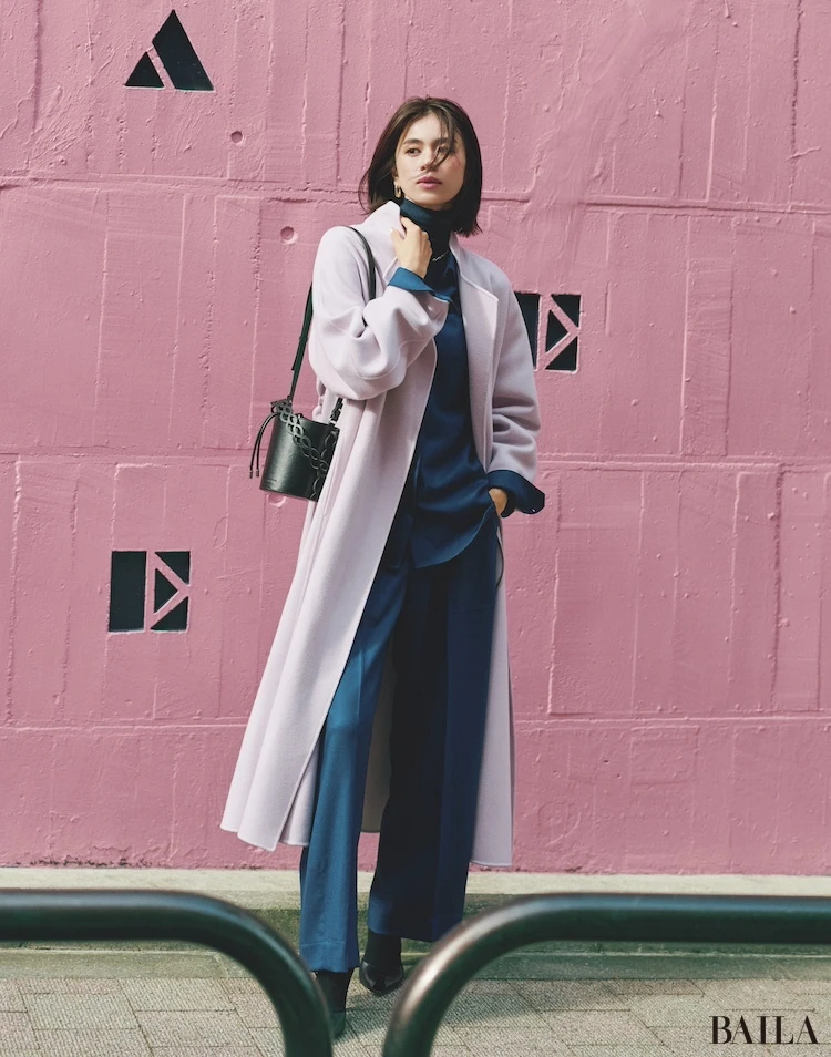 心ときめくピンクアウターは辛口シルエット＆潔いネイビーのワントーンコーデでハンサムに