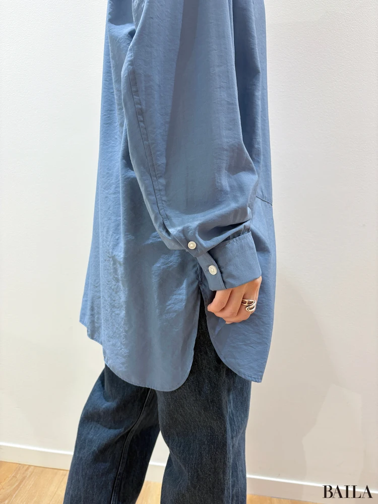 スタンドカラーシャツ￥3990・ハイライズレギュラージーンズ￥4990／Uniqlo U（ユニクロ）