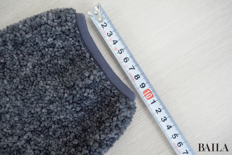 袖の筒幅：約9cm　身長162cm ユニクロ ボアフリースリラックスカーディガン　ダークグレー　 Mサイズ 正面