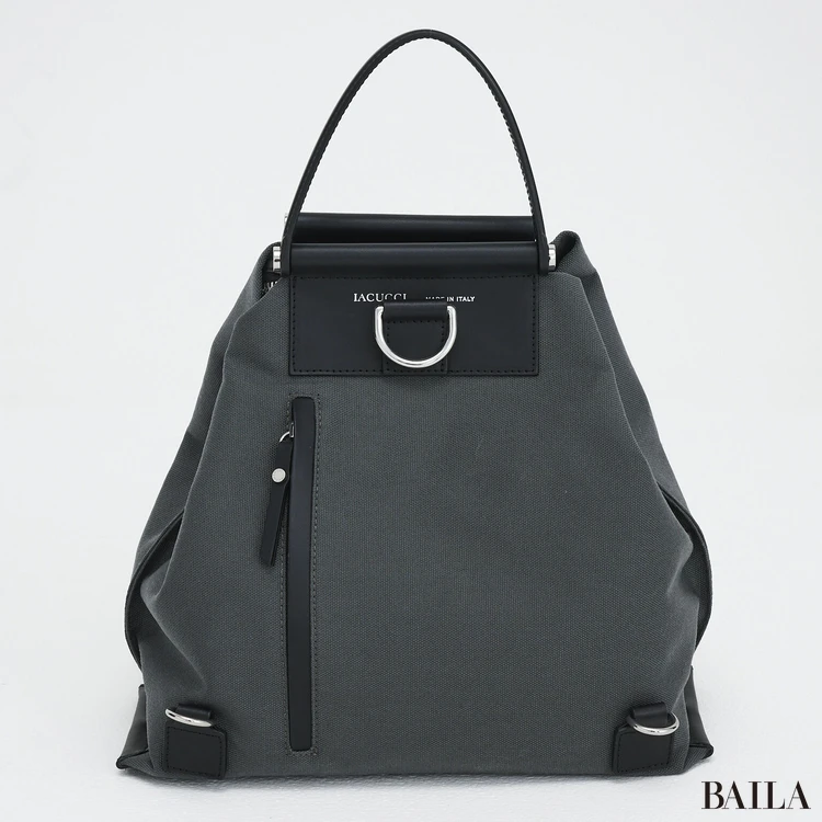 イアクッチ　リュック　背面ポケット