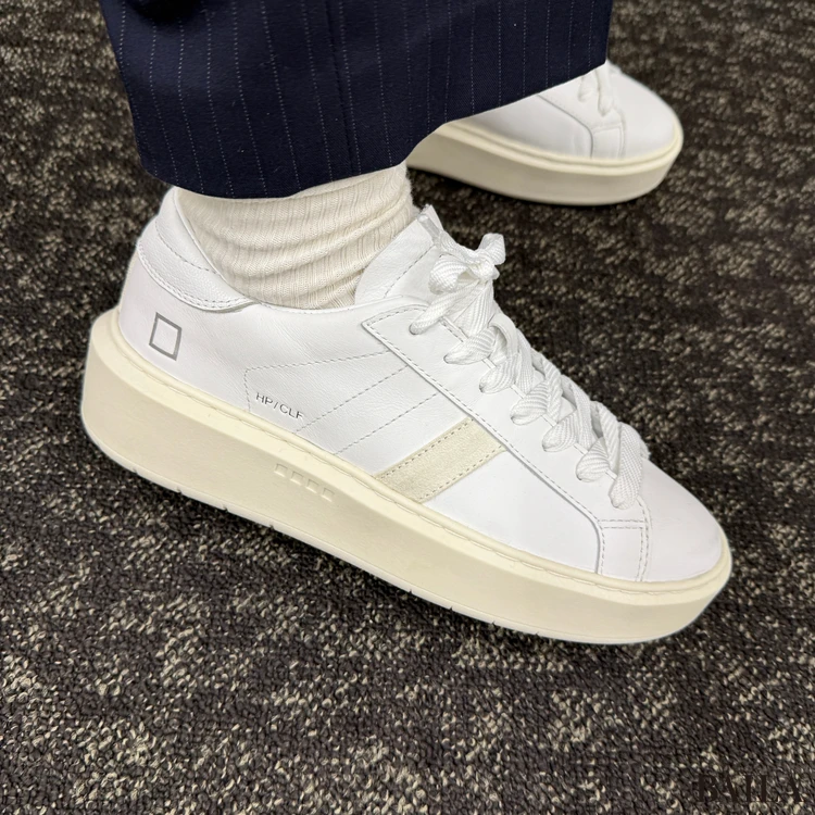 D.A.T.E(デイト) HILL LOW PLATFORM CALF 履いた様子