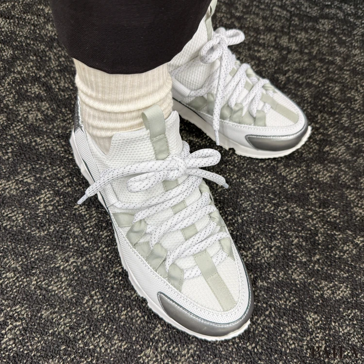 PIERRE HARDY(ピエール アルディ) TREK COMET 履いた様子