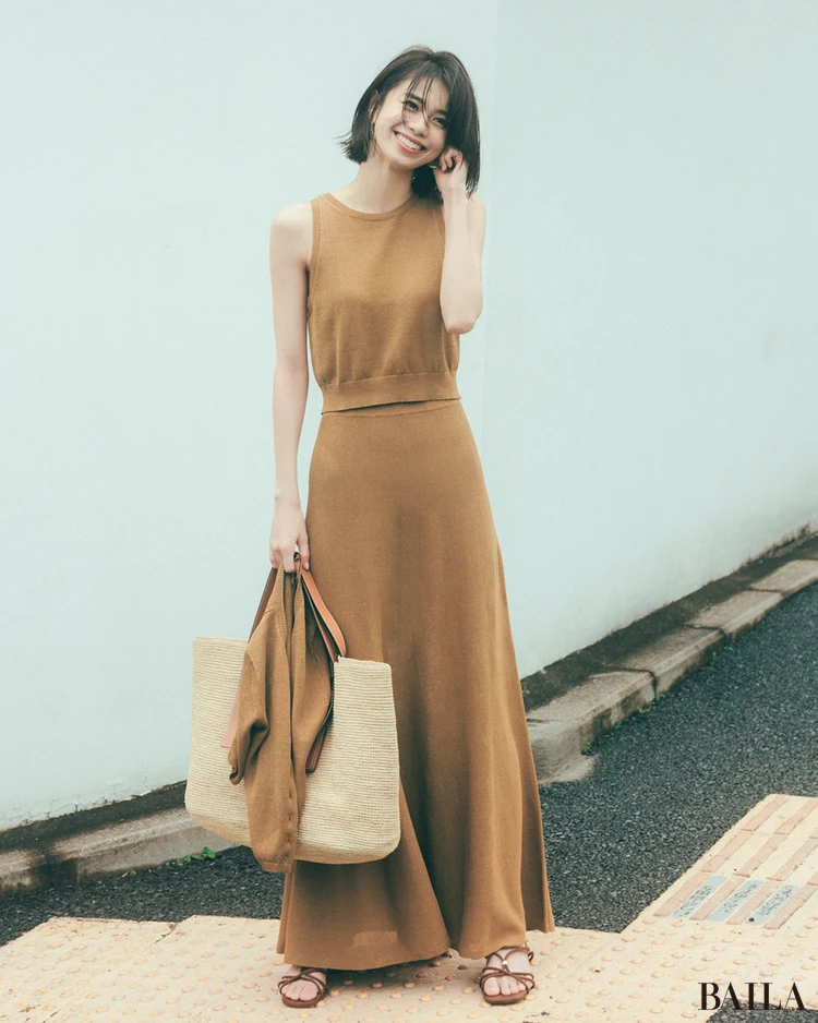 夏の休日はサラリとして快適な涼素材ニットが頼れる【BAILA今日のコーデ】