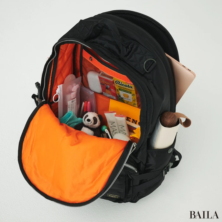 ポーター リュック 収納力 通勤グッズをバッグに入れた様子