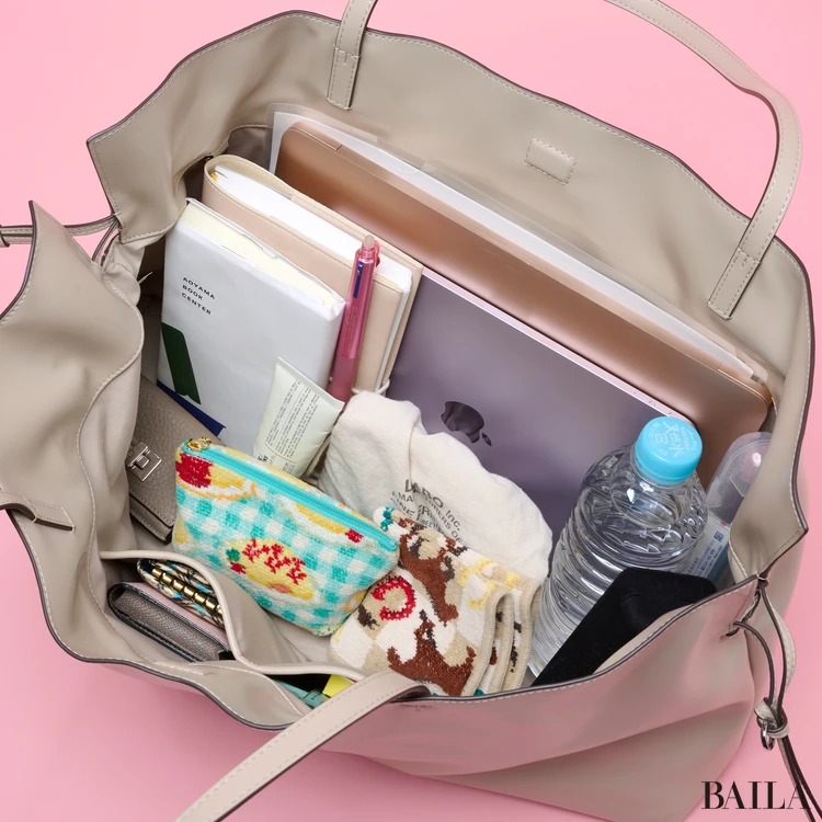 トリー バーチ エラ NATUURA™ ドローストリング トートバッグ 収納力 通勤グッズをバッグに入れた様子