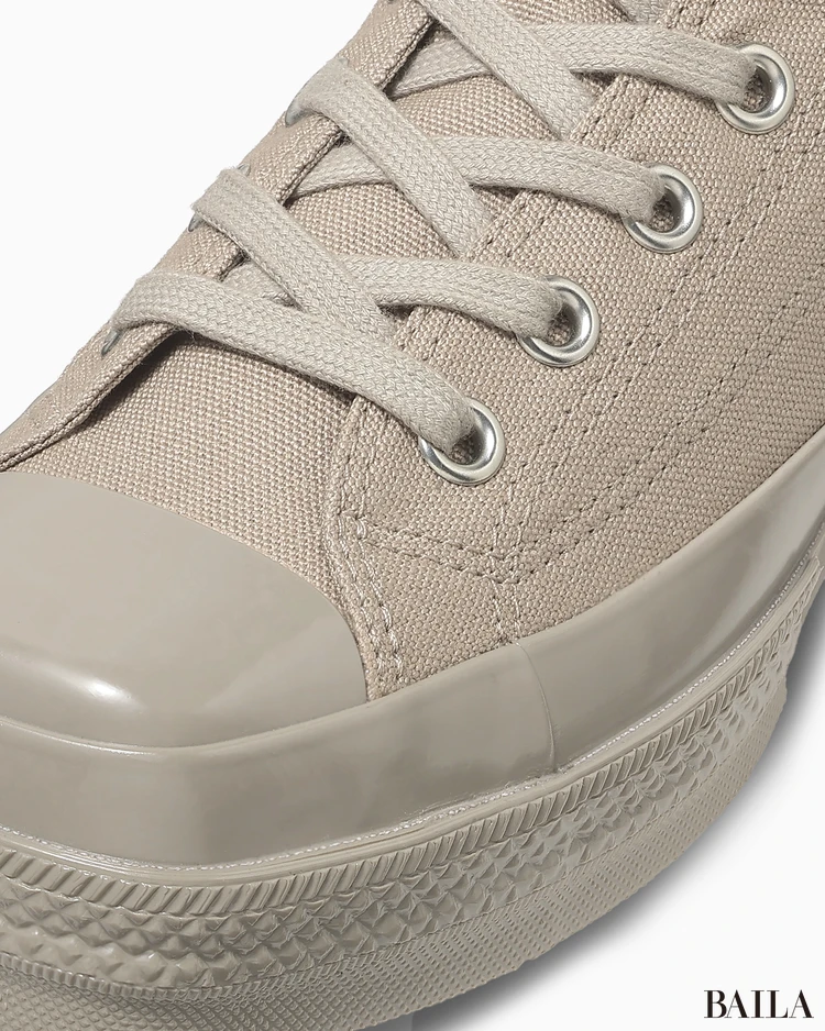 モードな雰囲気を醸し出すニュアンスカラーのアッパーとテープがポイント