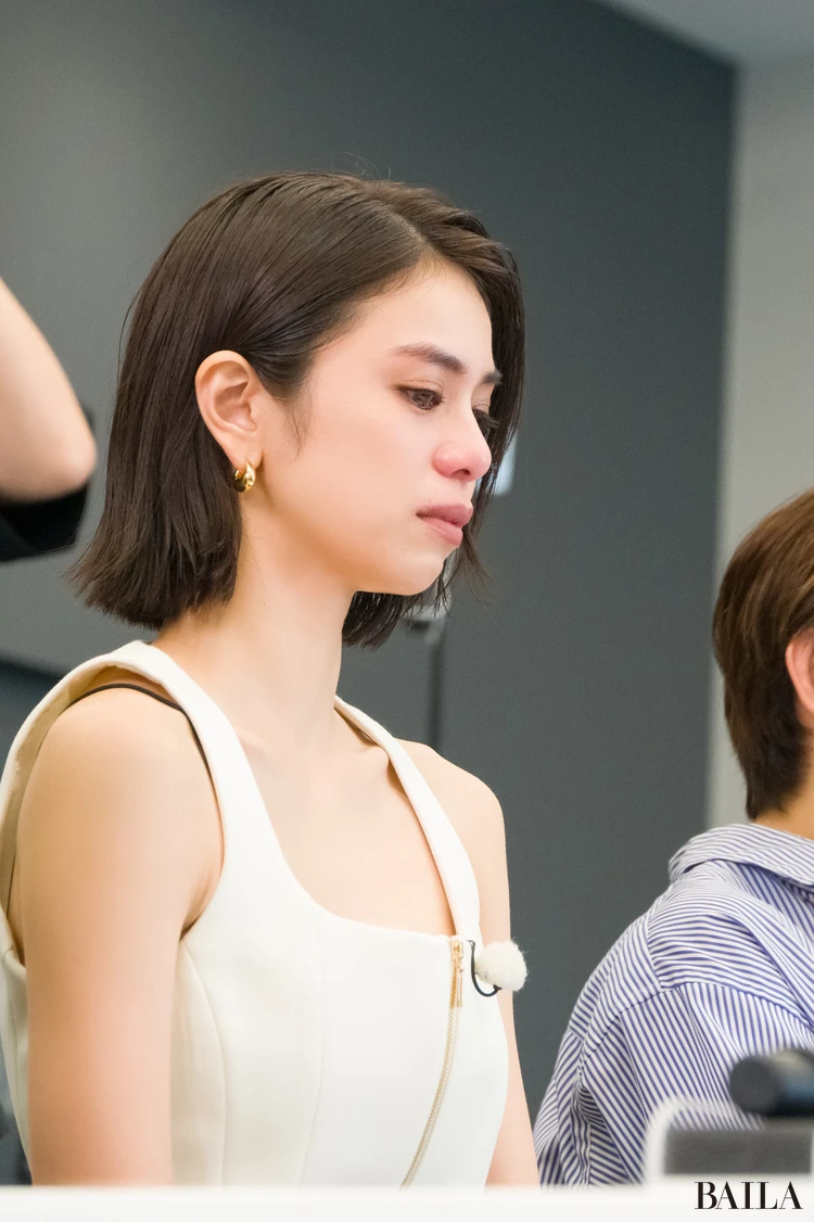 ガルバトプロデューサー 涙をこらえる佐藤晴美さん